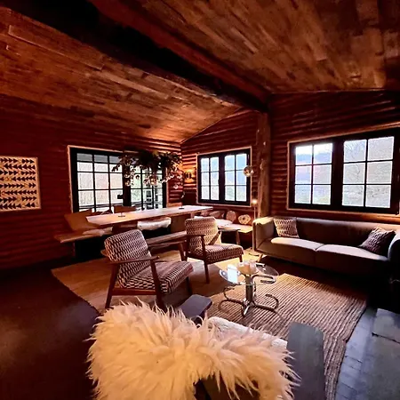 Holiday home Fireplace And Modern Amenities *